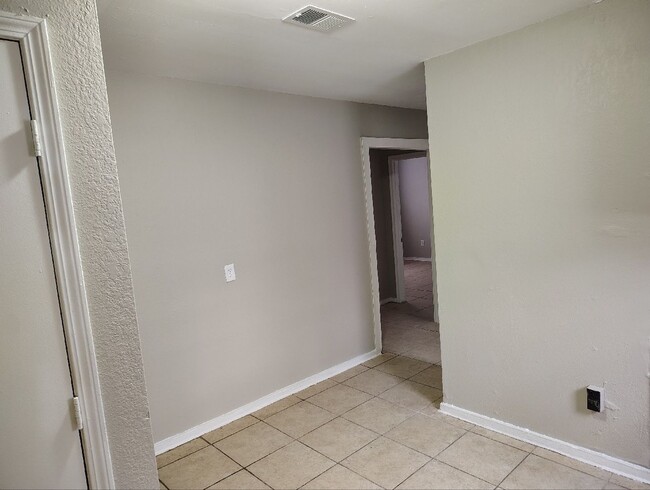 Foto del edificio - A rare find - 2 bathrooms! Move-in special...