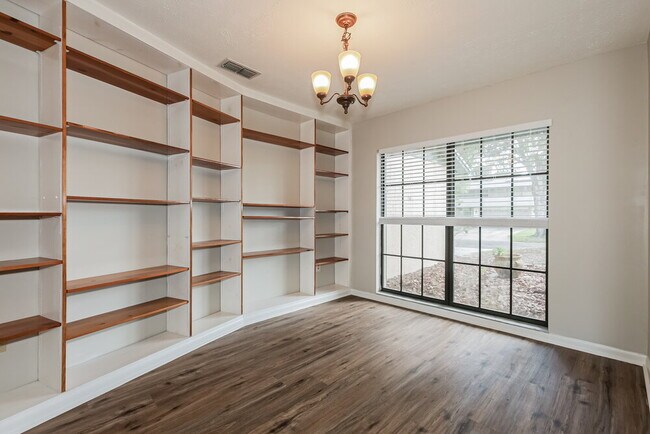 Building Photo - 3819 Cloverhill Ct