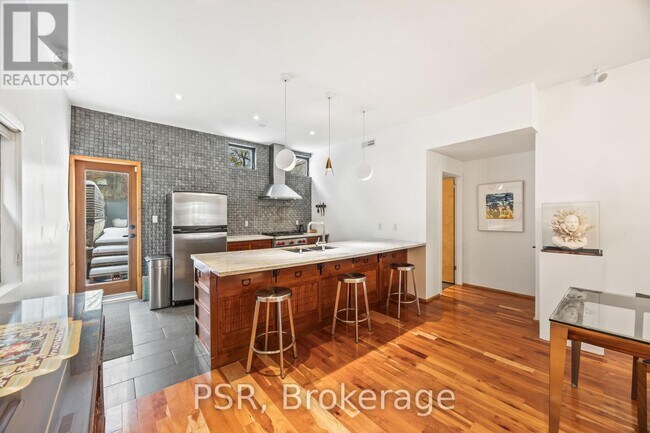 Photo du bâtiment - 2068 Dundas St W