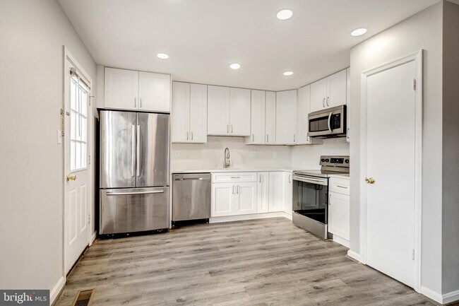 Building Photo - 6845 Cottingham Ln
