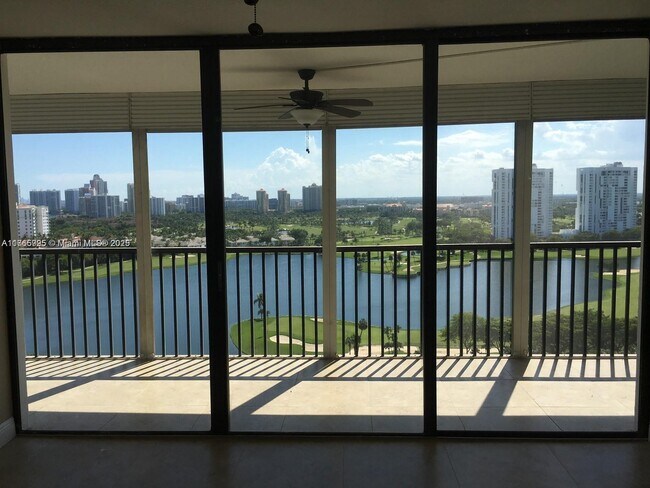 Foto del edificio - 3731 N Country Club Dr