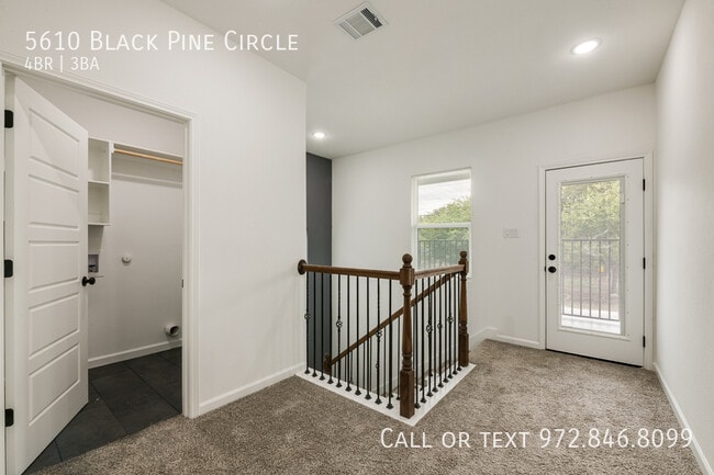 Foto del edificio - 5610 Black Pine Cir