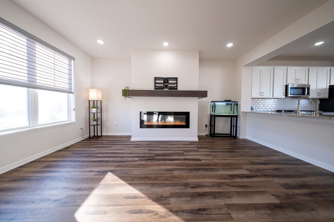 Building Photo - 858 Roselyn Dr