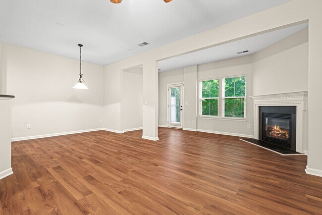 Foto del edificio - Beautiful 2 Bedroom Townhome in West Cary!