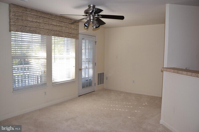 Building Photo - 8200 Blue Heron Dr