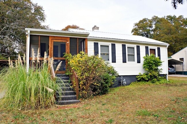 Foto del edificio - Well-Maintained 2/1 Home in Normaltown - PRE-LEASE FOR AUGUST 2026