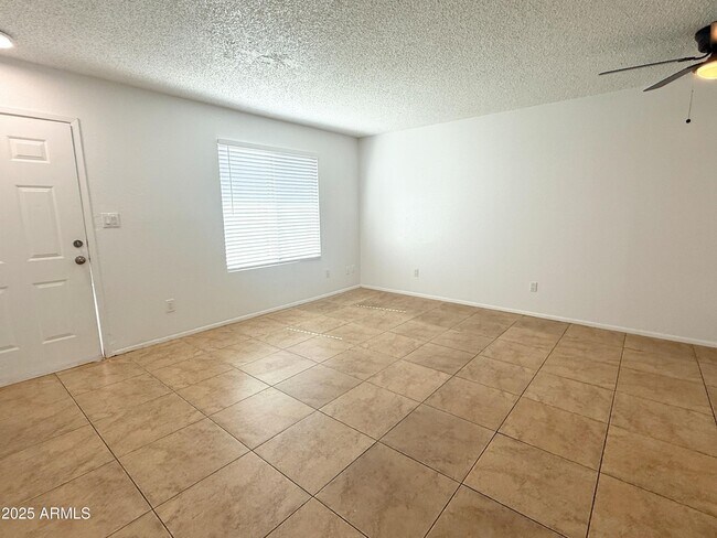 Building Photo - 498 E Mesquite Ave