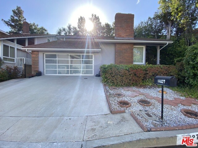 Primary Photo - 10227 Autumn Leaf Cir