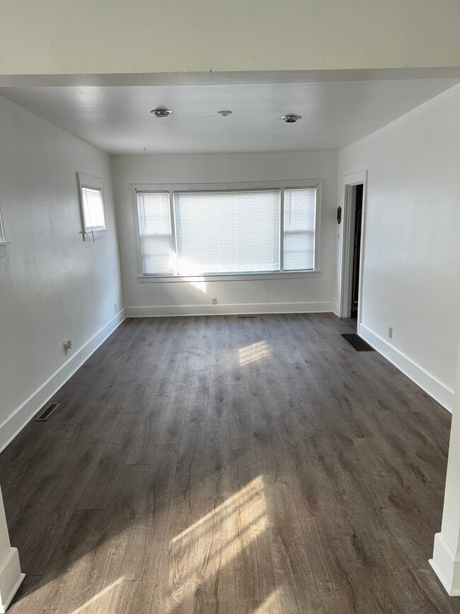 Living Room - 1019 Romayne Ave