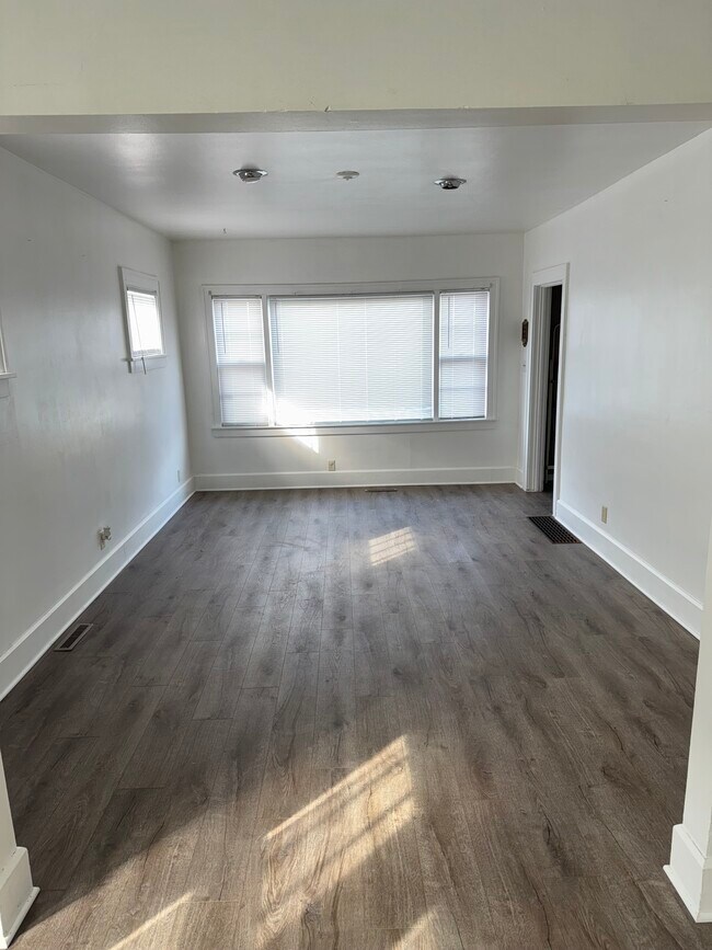 Sala de estar - 1019 Romayne Ave