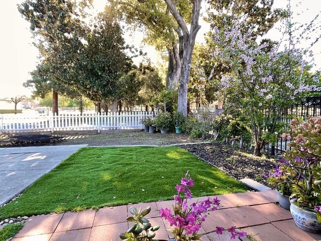 Building Photo - 2365 Fallingtree Dr