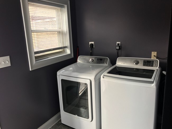 In unit washer and dryer - 909 E Carson St