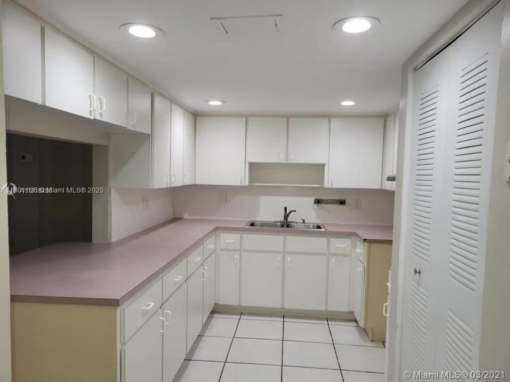 Foto principal - 1900 W 68th St