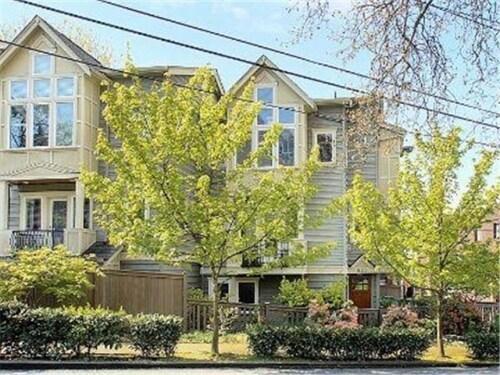 Foto principal - Belmont Townhouse - 2 bedrooms + den