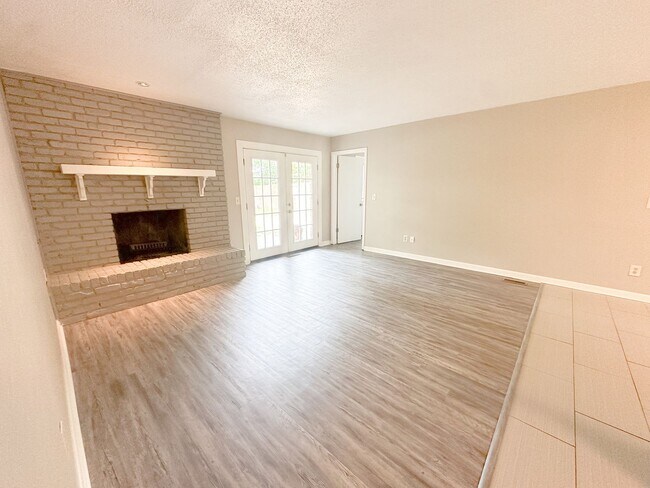 Building Photo - 3 Bed/2.5 Bath Updated Home!