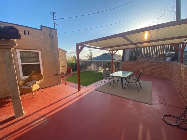 Building Photo - 8656 Oceanview Ave