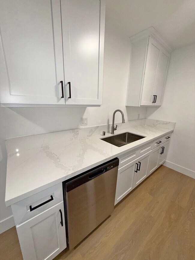 Foto del edificio - 3685 Mentone Ave