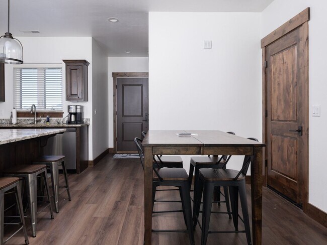 Building Photo - Seasonal Finished 2 BR 2.5 Bath with attac...