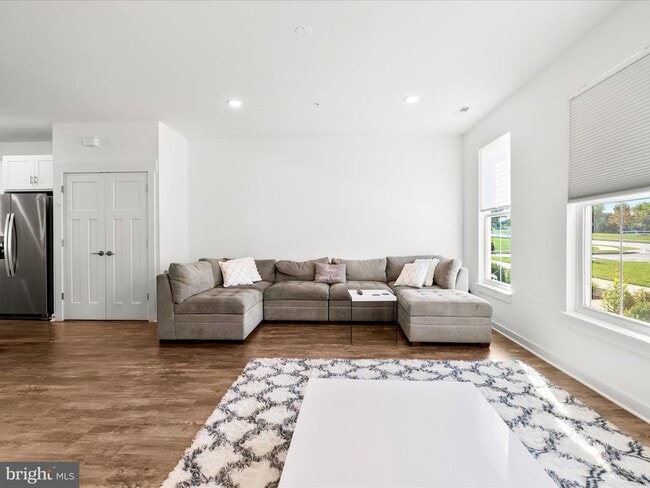 Building Photo - 404 Waverley Dr