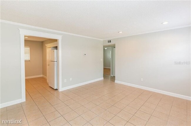 Building Photo - 2 br, 1 bath Condo - 640 Robinhood Dr