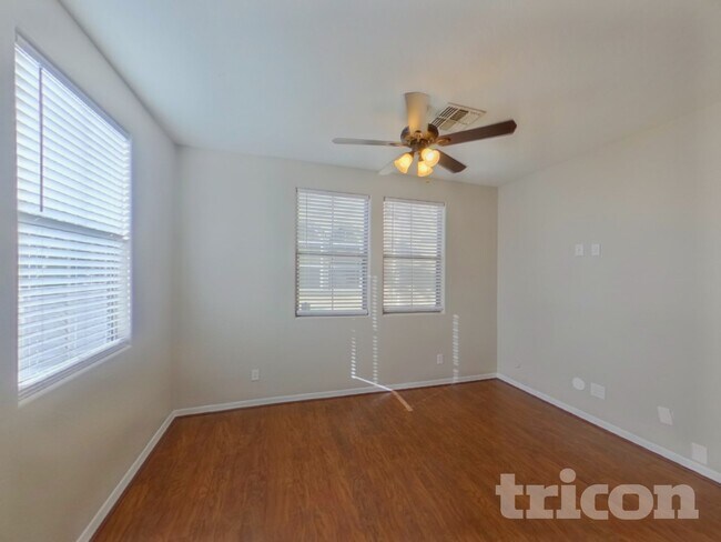 Foto del edificio - 451 S Hawes Rd