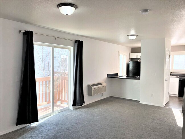 Foto del edificio - 2 bdrm, 1.5 ba, two story upper condo with...