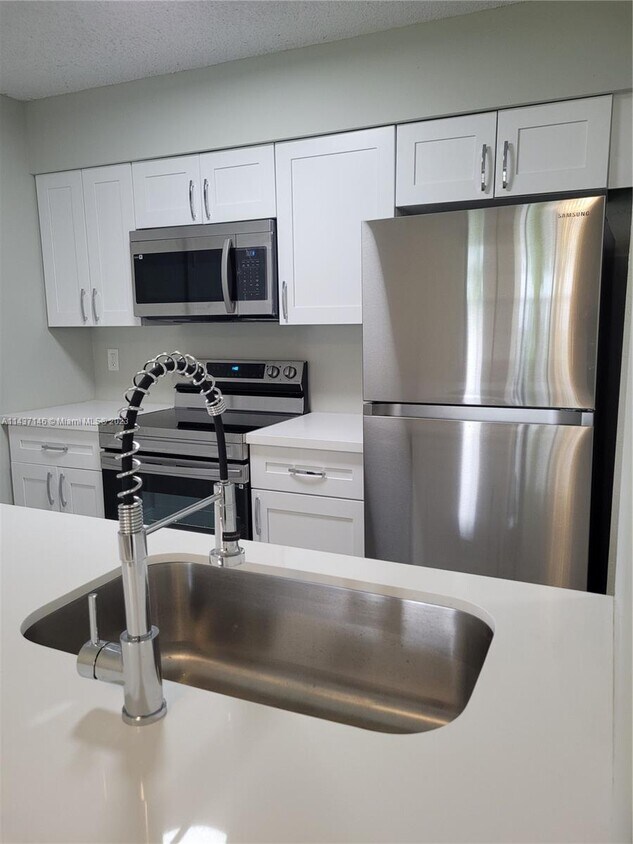 Foto principal - 2890 N Oakland Forest Dr
