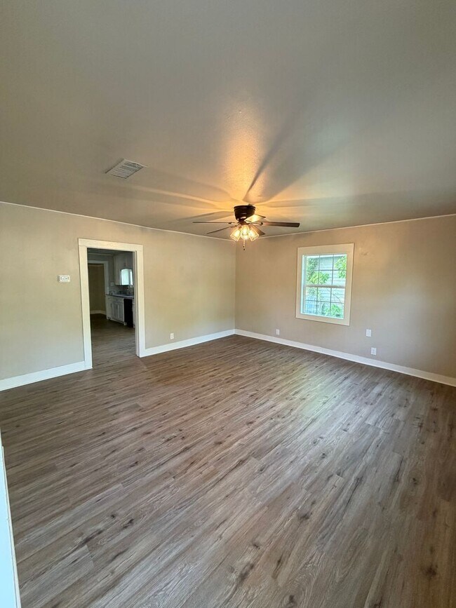 Foto del edificio - 3 Bedroom 1 Bath Home For Rent