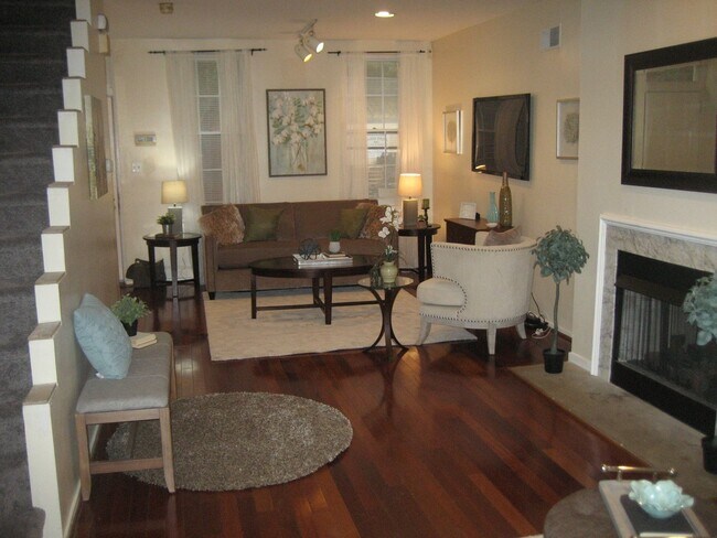 Building Photo - BEAUTIFUL SPACIOUS 3 BEDROOM CENTER CITY TOWNHOUSE