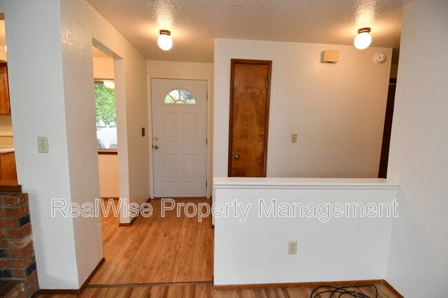 Building Photo - 805 NE Ash Ct