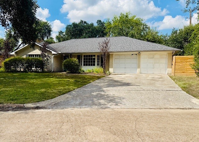 Foto del edificio - 5019 Oak Forest Dr