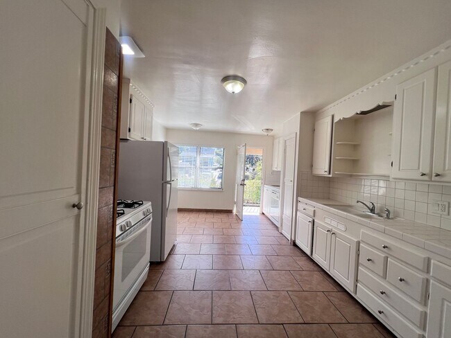 Foto del edificio - SPACIOUS 2 BEDROOM/1 BATH AVAILABLE IN HAYWARD CA !!!!