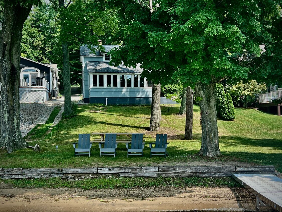 Primary Photo - Cozy Off-Season Cottage on Long Lake!