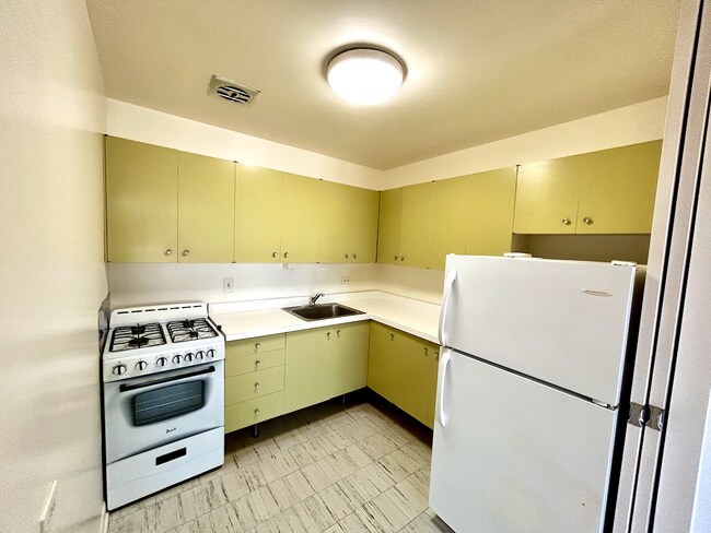 Kitchen - 5435 N Artesian Ave