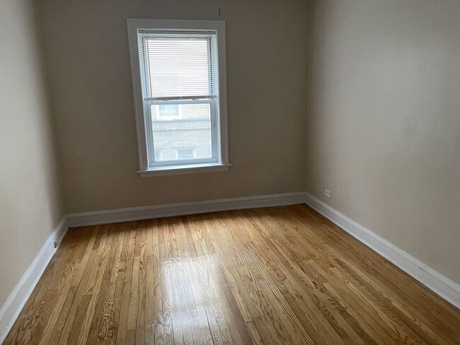 Building Photo - 1806 W Farwell Ave