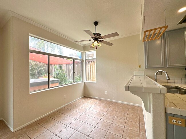 Foto del edificio - Stunning 4 bedroom home in Oceanside near ...