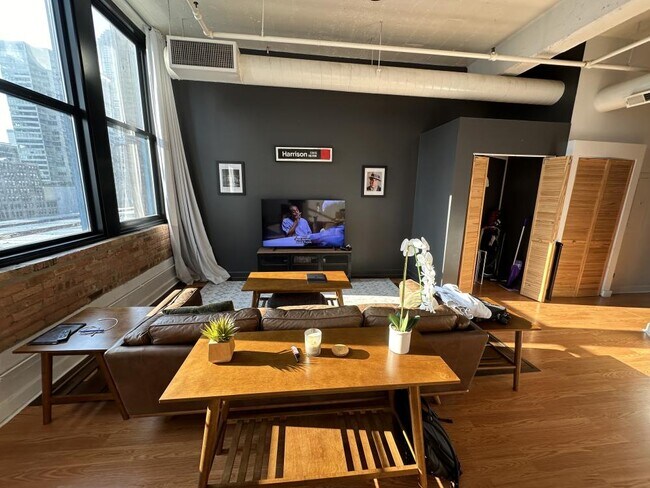 Photo - bedroom in Chicago IL 60605 Apartment