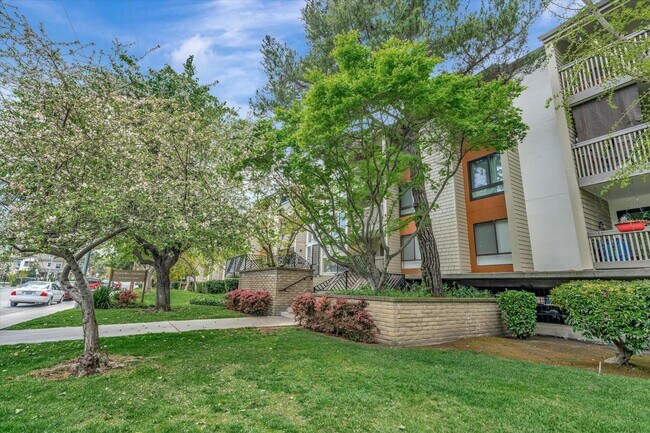 Foto del edificio - Main Floor Condo in Old Mill Community