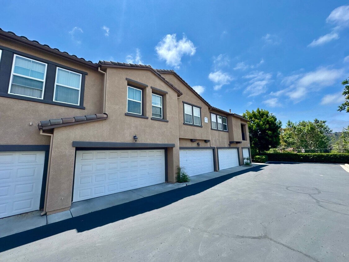Foto principal - Amazing 2B/2BA w/ Attached 2 Car Garage, W...