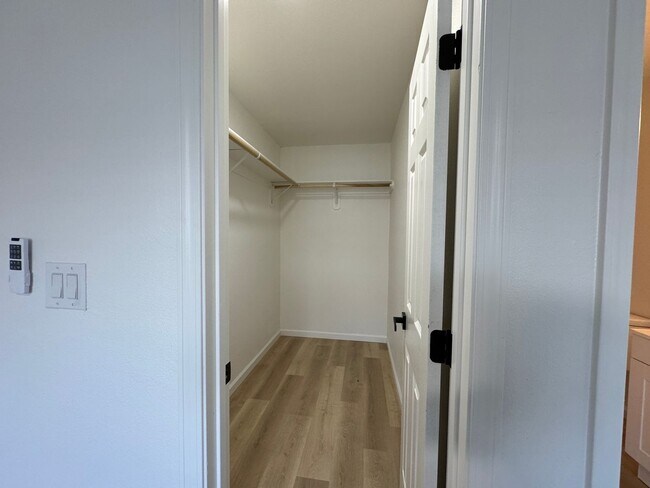 Foto del edificio - Completely Remodeled Three Bed, Two Bath D...