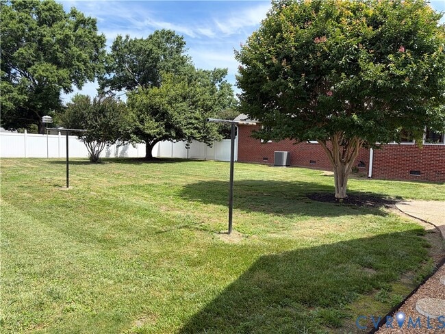 Building Photo - 9325 Brentwood Dr