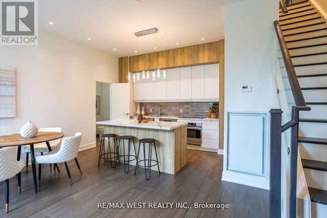 Building Photo - 508 Wellington St W