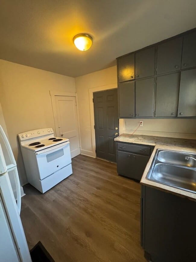 Building Photo - 1410 W 4th St