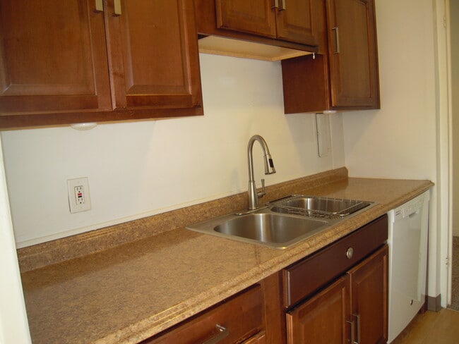Building Photo - 11850 Edgewater Dr