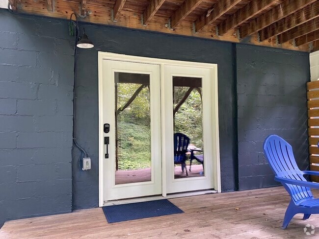 Private Entrance to 1 Bed/1 Bath Efficiency Apartment - 173 State St