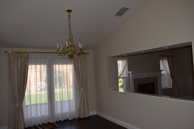 Building Photo - Spacious 5-Bedroom Home for Rent