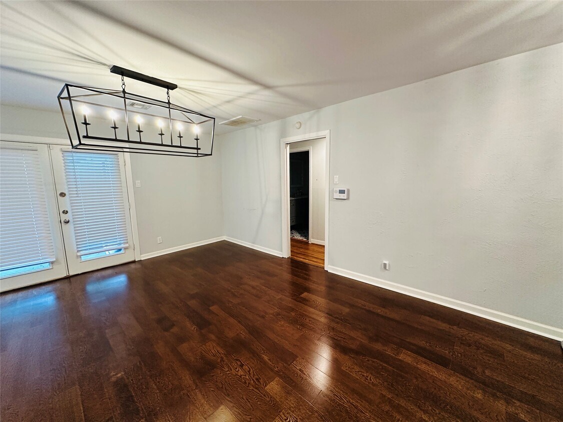 Building Photo - 9758 Cedardale Dr