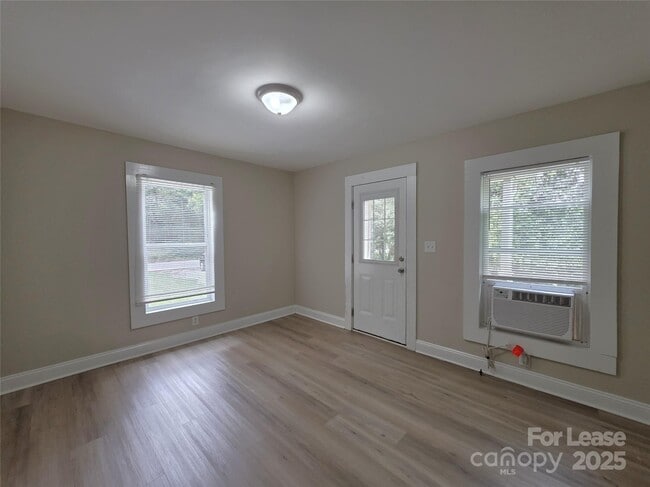 Building Photo - 1417 Oakshade Ave