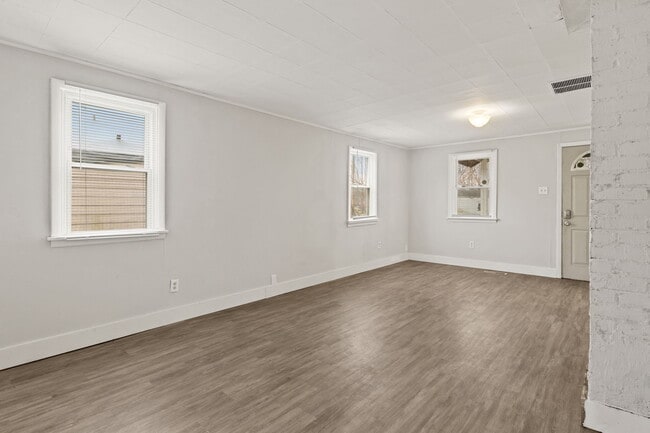 Building Photo - 1800 W 19th St