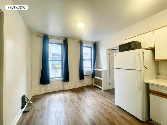 Building Photo - 200 W 109th St